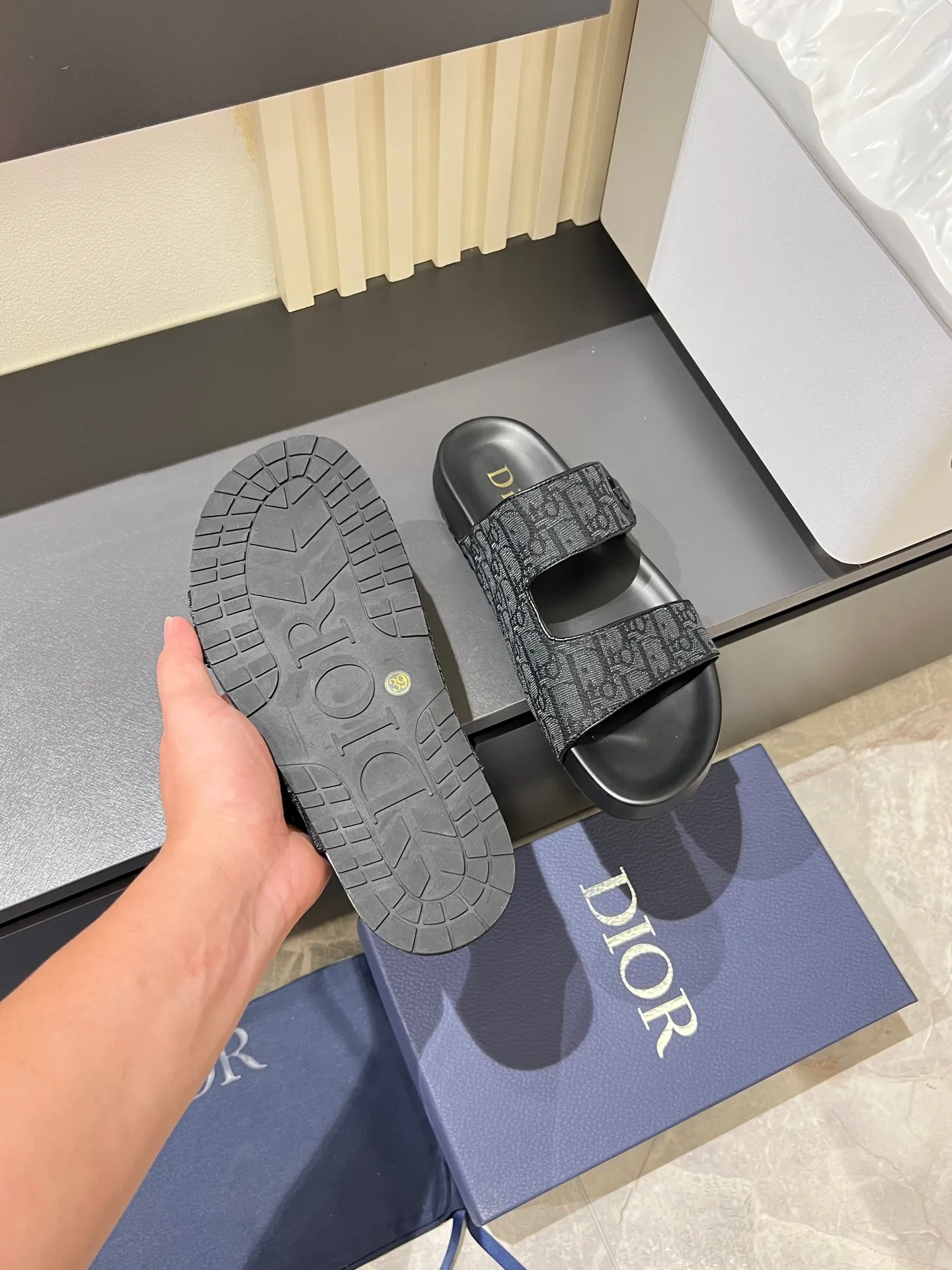 Men's men's shoes 💰p300 Size 38-45 Dior Dior's latest H-Town series Oblique thick sole slippers sandals Original purchase development and production This Dior H-Town sandals pay tribute to the classic logo of sports style and highlight Dior's high-end spirit. Crafted from black rubber with a beige and black Oblique printed upper, it's accentuated with tonal calfskin details. The rubber sole incorporates a variety of elements and is embellished with the Dior logo for a refined, futuristic look. Can be worn with shorts or jeans. Comes with exquisite packaging at the counter 🛍📦 ▪️ Fabric: Original customized imported Oblique embroidery ▪️ Lining: Imported soft sheepskin ▪️ Sole: Original molded ultra-light foam material ▪️ Bottom thickness: 4CM